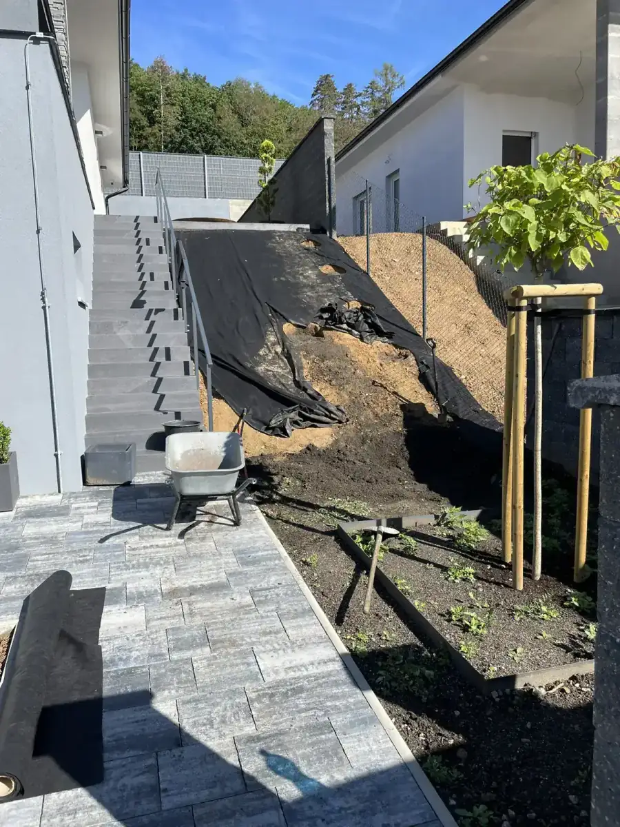 Průběh realizace terasy a opěrné zdi u novostavby – přípravné práce